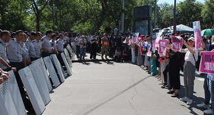 Участники акции и сотрудники полиции возле здания парламента. Ереван, 12 июня 2024 г. Фото Тиграна Петросяна для "Кавказского узла"