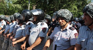 Сотрудники полиции во время акции протеста. Ереван, 12 июня 2024 г. Фото Тиграна Петросяна для "Кавказского узла"